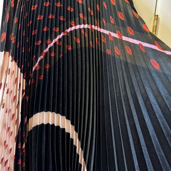 DELFI COLLECTIVE Lips Print Pleated Midi Skirt Black Red Women’s Size Large - Picture 7 of 11